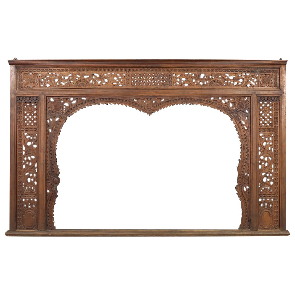 Testiera indiana scolpita e intagliata in legno del XX secolo, 1950