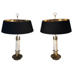 Paar Tischlampen aus Messing und weiß lackiertem Messing im neoklassischen Stil