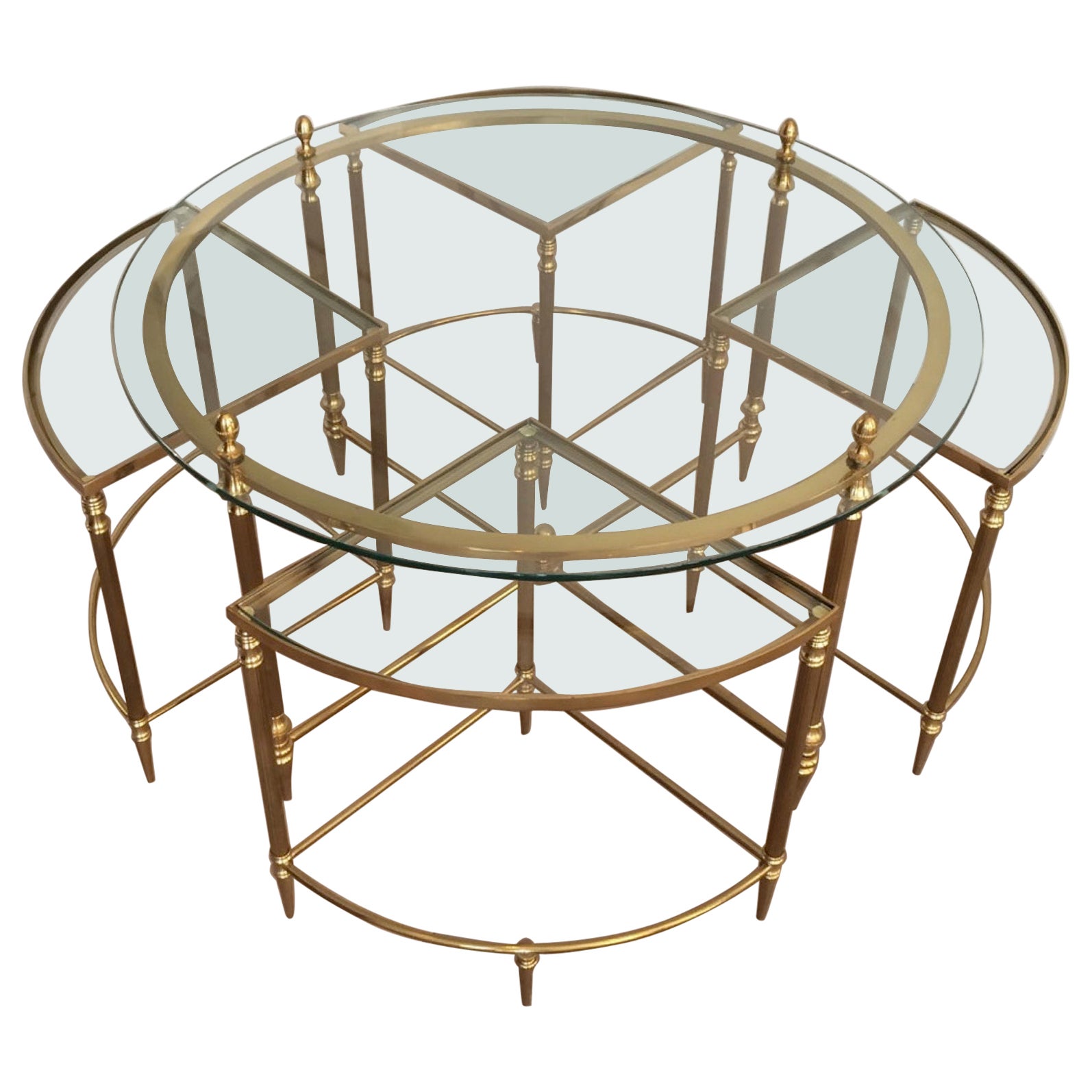 Table basse ronde néoclassique en laiton avec 4 tables gigognes par Maison Bagués