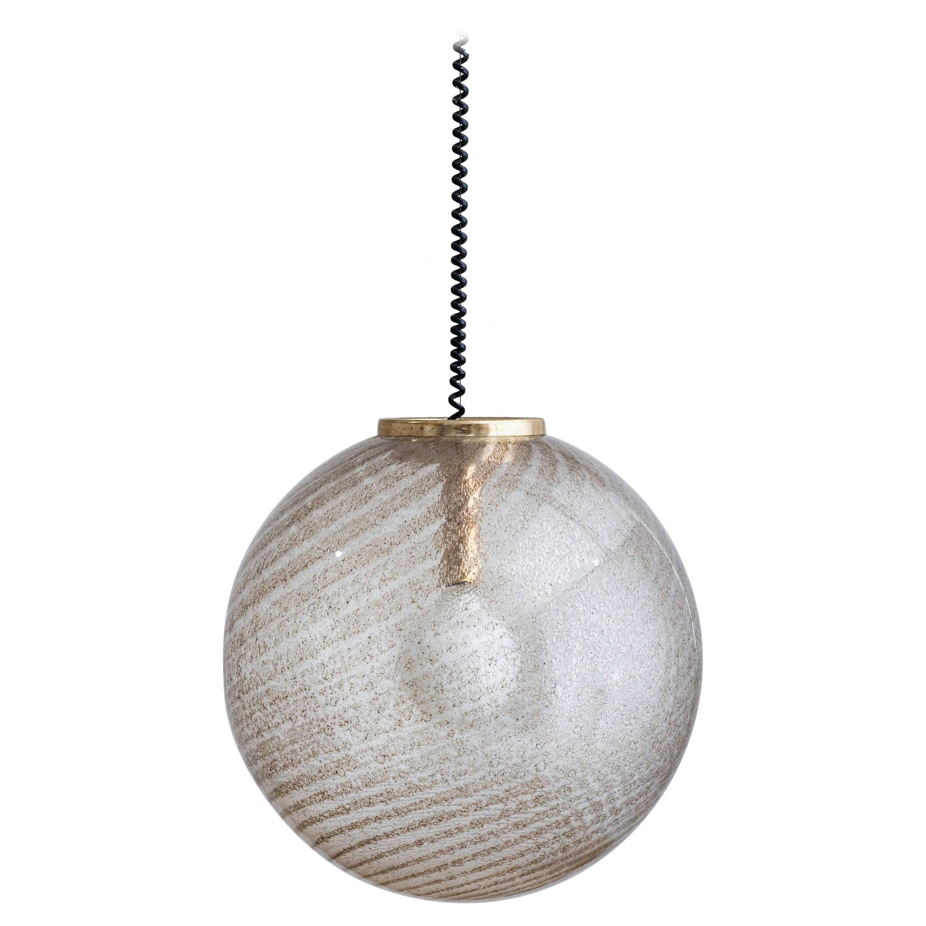 Lampe à suspension globe en verre de Murano tourbillonnant doré en vente