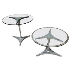 Deux tables d'appoint gigognes des années 1960 à base tripode en aluminium