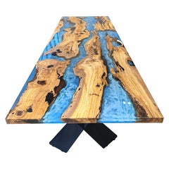 Table en bois d'olivier bleu océanique Epoxy - Table de salle à manger à bord vif