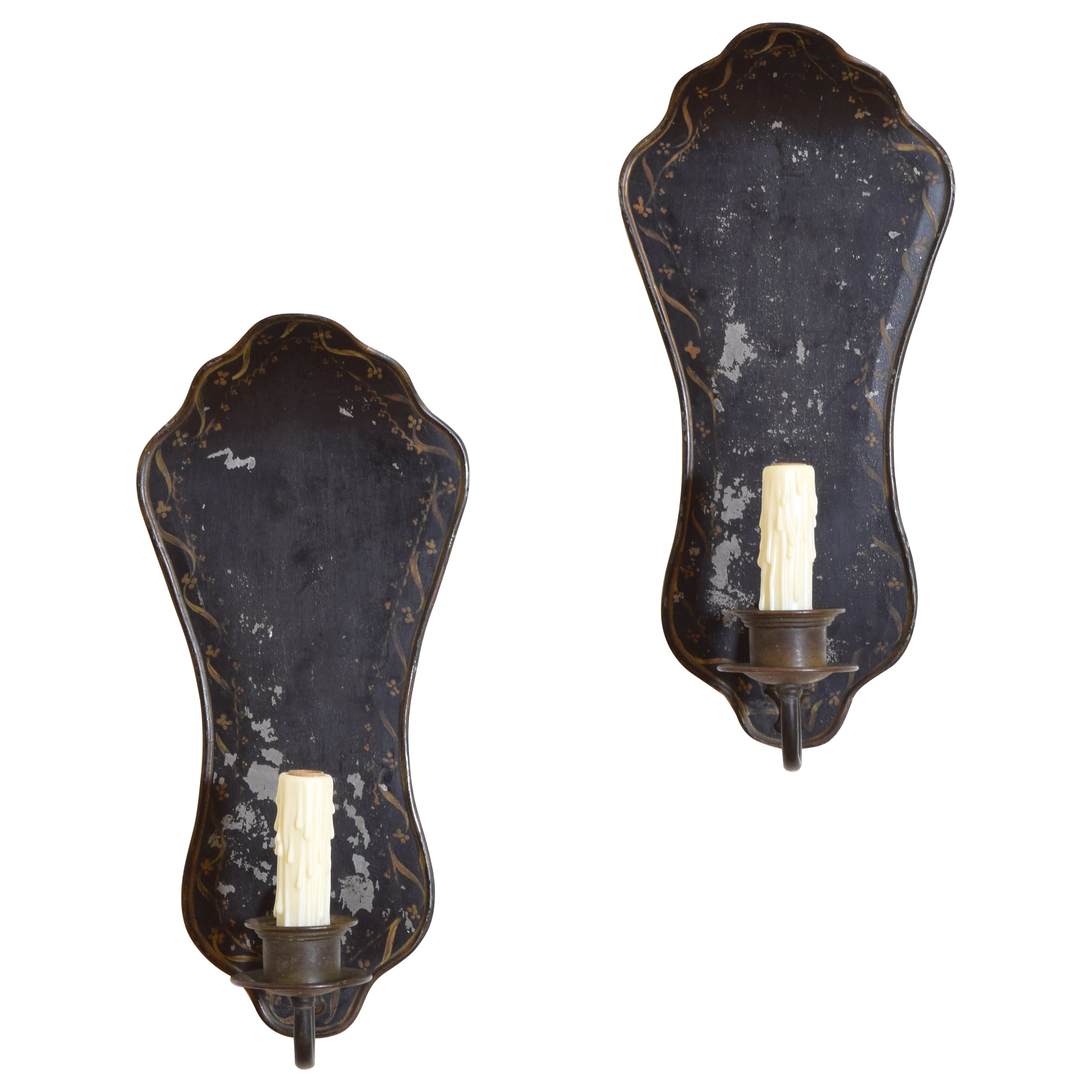 Pair of English Queen Anne Style Painted Tole and Brass 1-arm Sconces, ca. 1925 For Sale