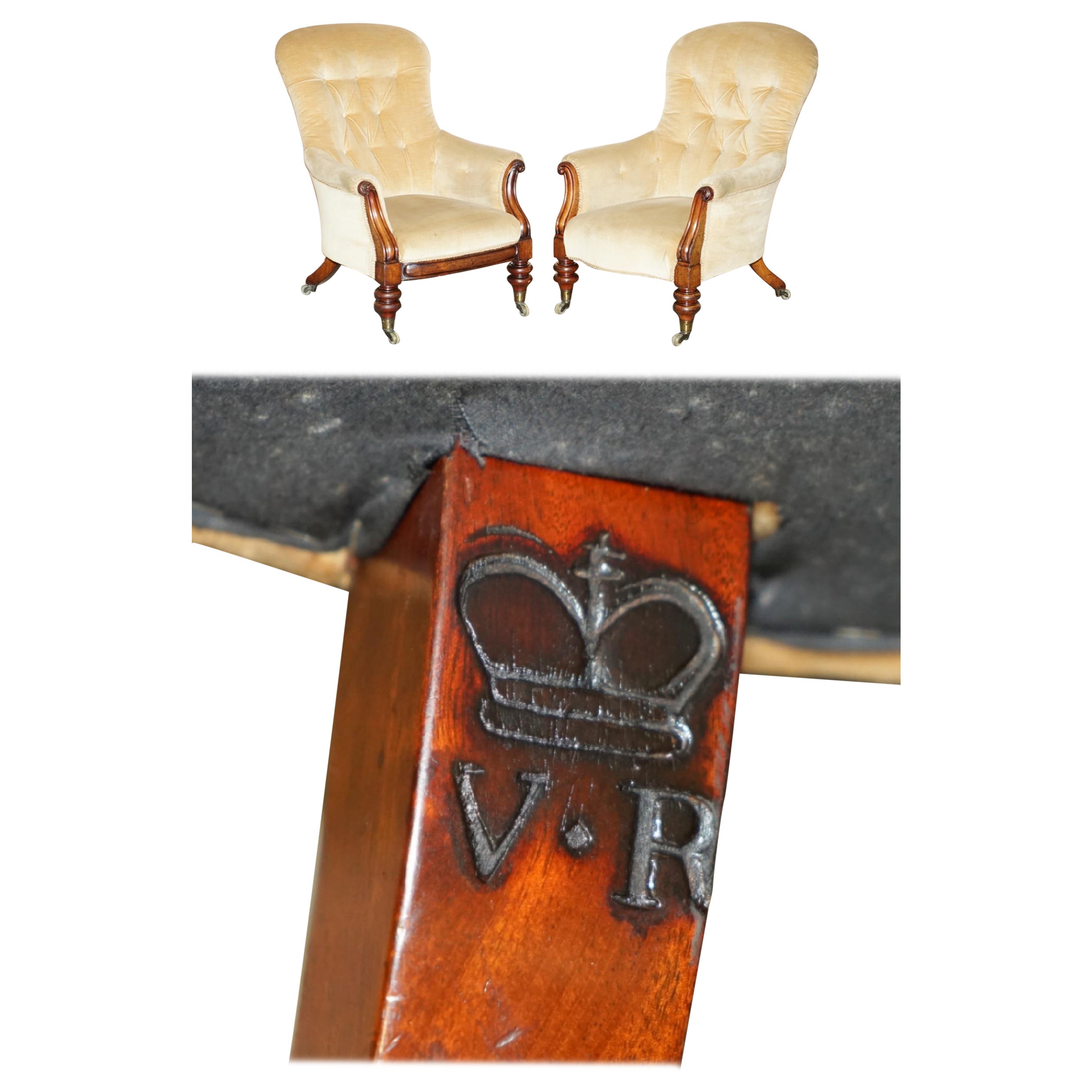 IMPORTANT PAIR OF ROYAL STAMPED JOHNSTONE & JEANES CROWN ESTATE MADE ARMCHAiRS For Sale