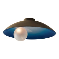 Lampada da soffitto moderna blu elettrico e ottone spazzolato Oyster di Carla Baz