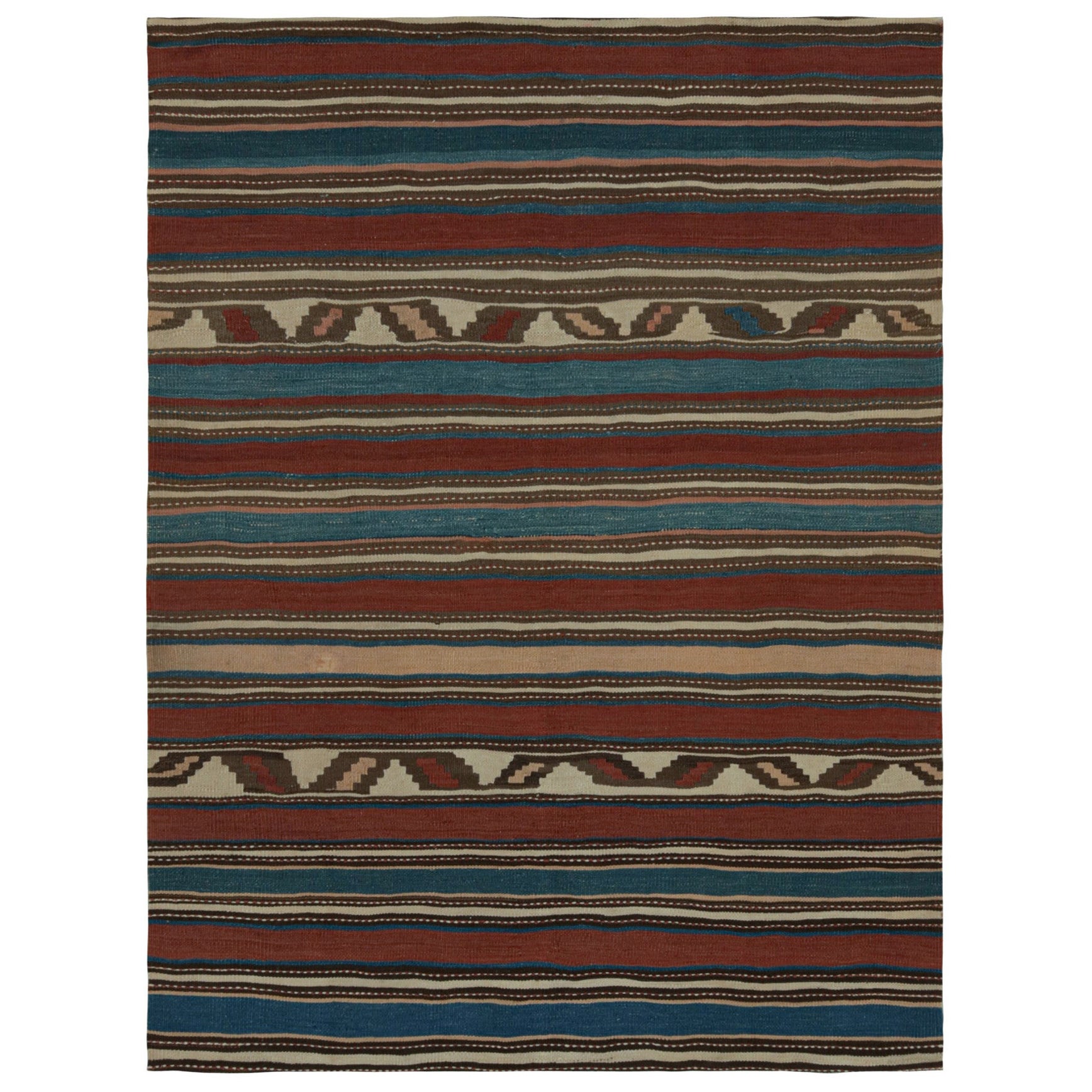Rug & Kilim è un tappeto tribale afgano in rosso con strisce e motivi geometrici.