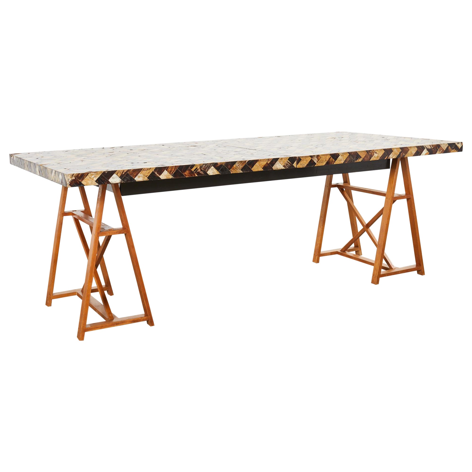 Mesa de comedor de cuerno teselado con hojas diseñada por Thomas Britt