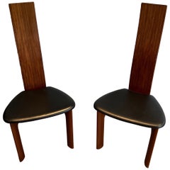 Pareja de Sillas de Madera Exótica y Cuero Negro, Obra Escandinava. Alrededor de 1970