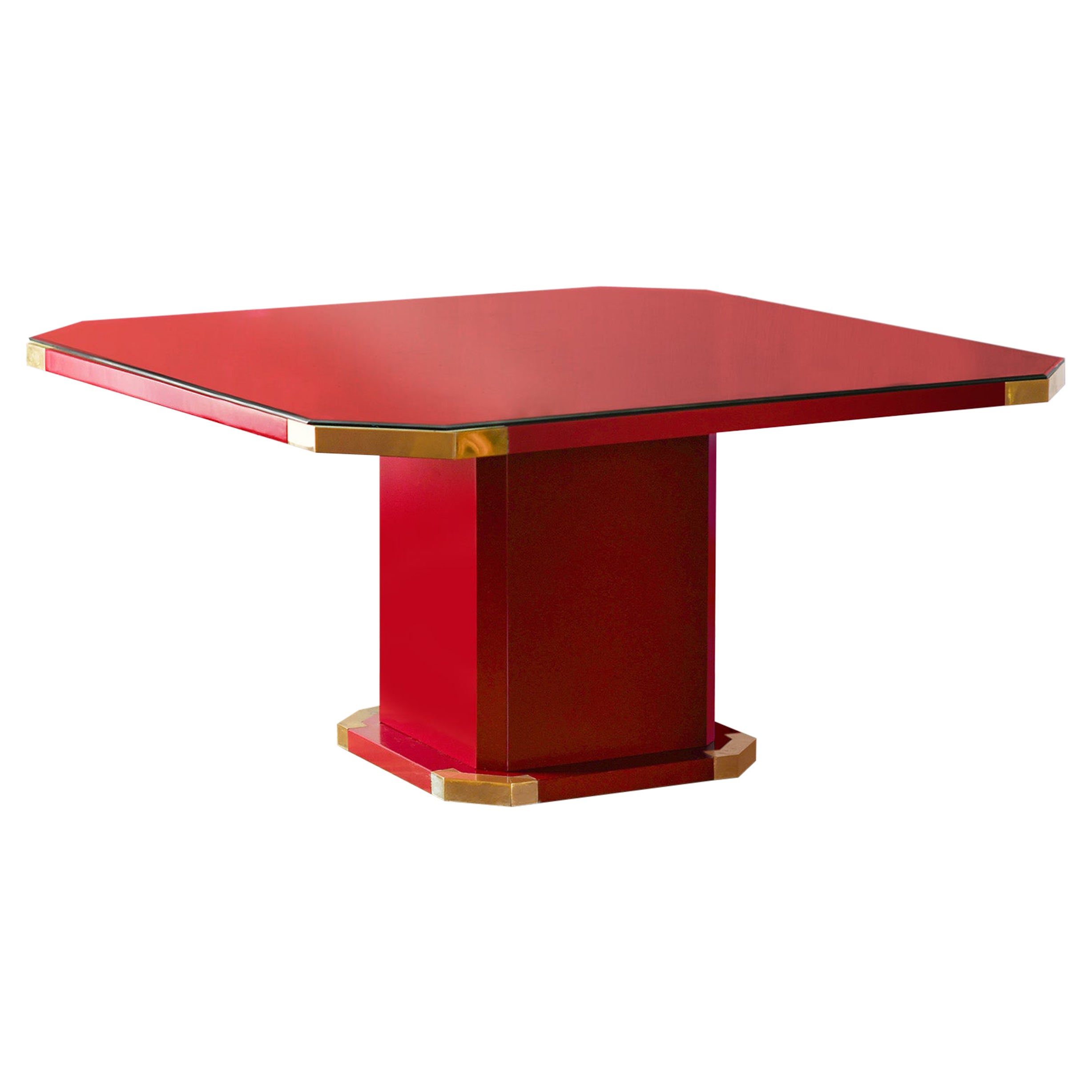 Sechseckiger rot lackierter chinesischer China China-Tisch mit Messingdetails und geschliffenem Kristallregal