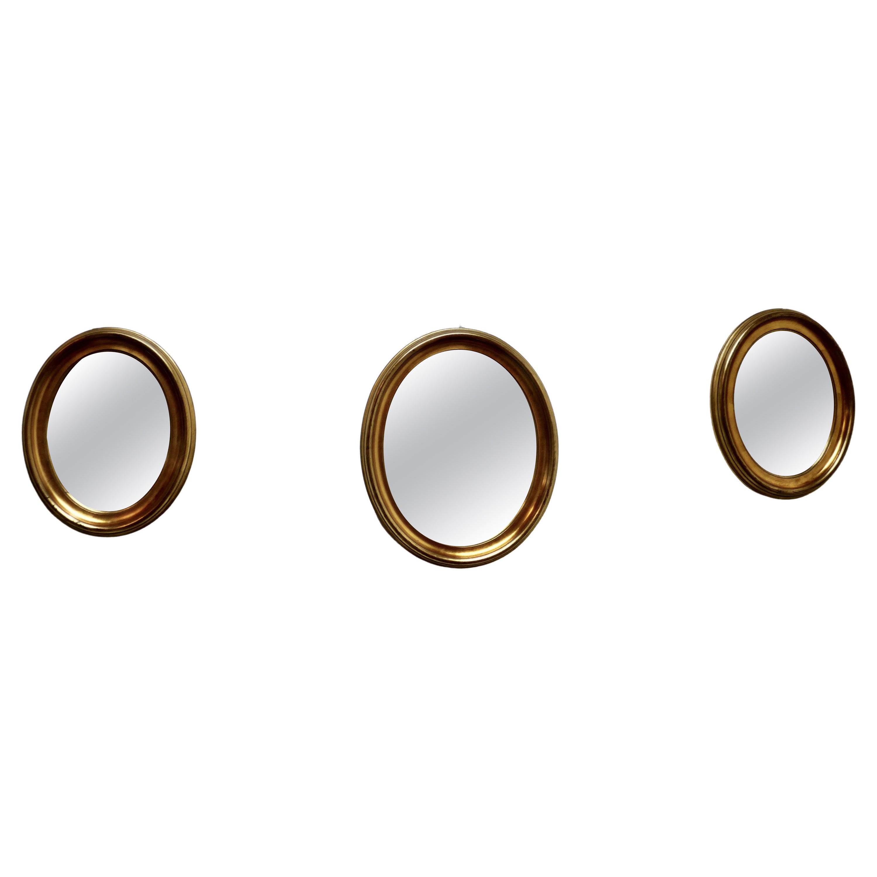 Un superbe Trio de bois doré ovale français  Miroirs    en vente