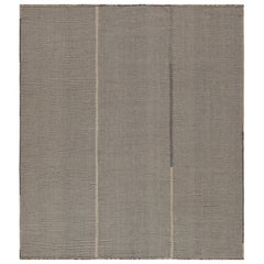 Rug & Kilim's Contemporary Kilim in Beige und Grau gestreift