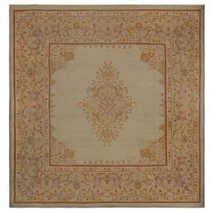 Antiker quadratischer Amritsar Teppich mit Medaillon und floralen Mustern von Rug & Kilim 