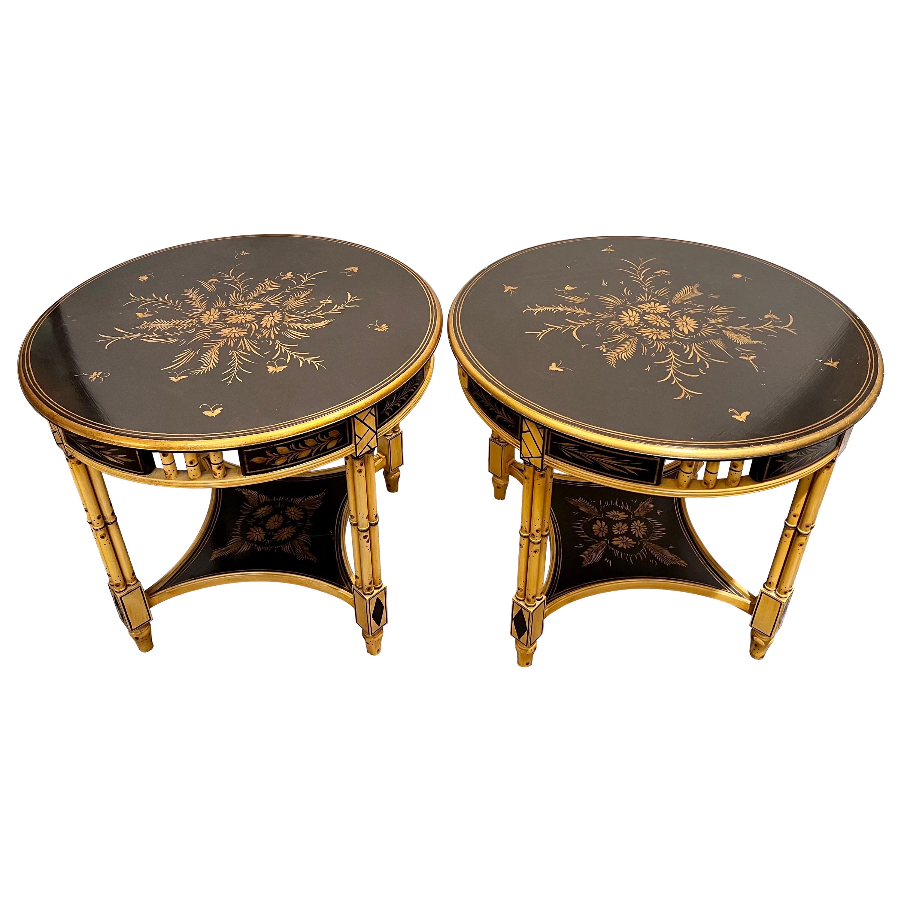 Paar runde Chinoiserie-Tische aus schwarz lackiertem und goldenem Kunstbambus im Angebot