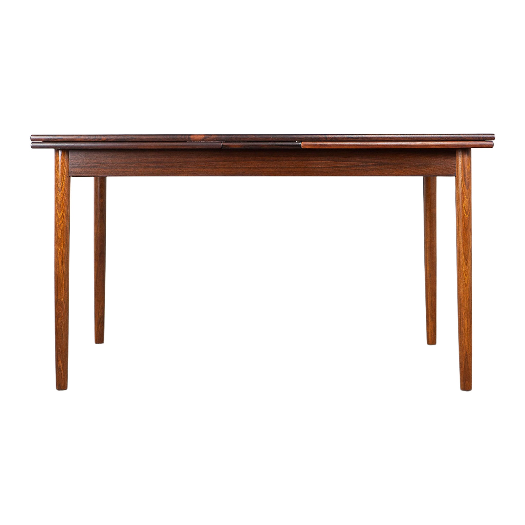 What is the best shape table for a small dining room?