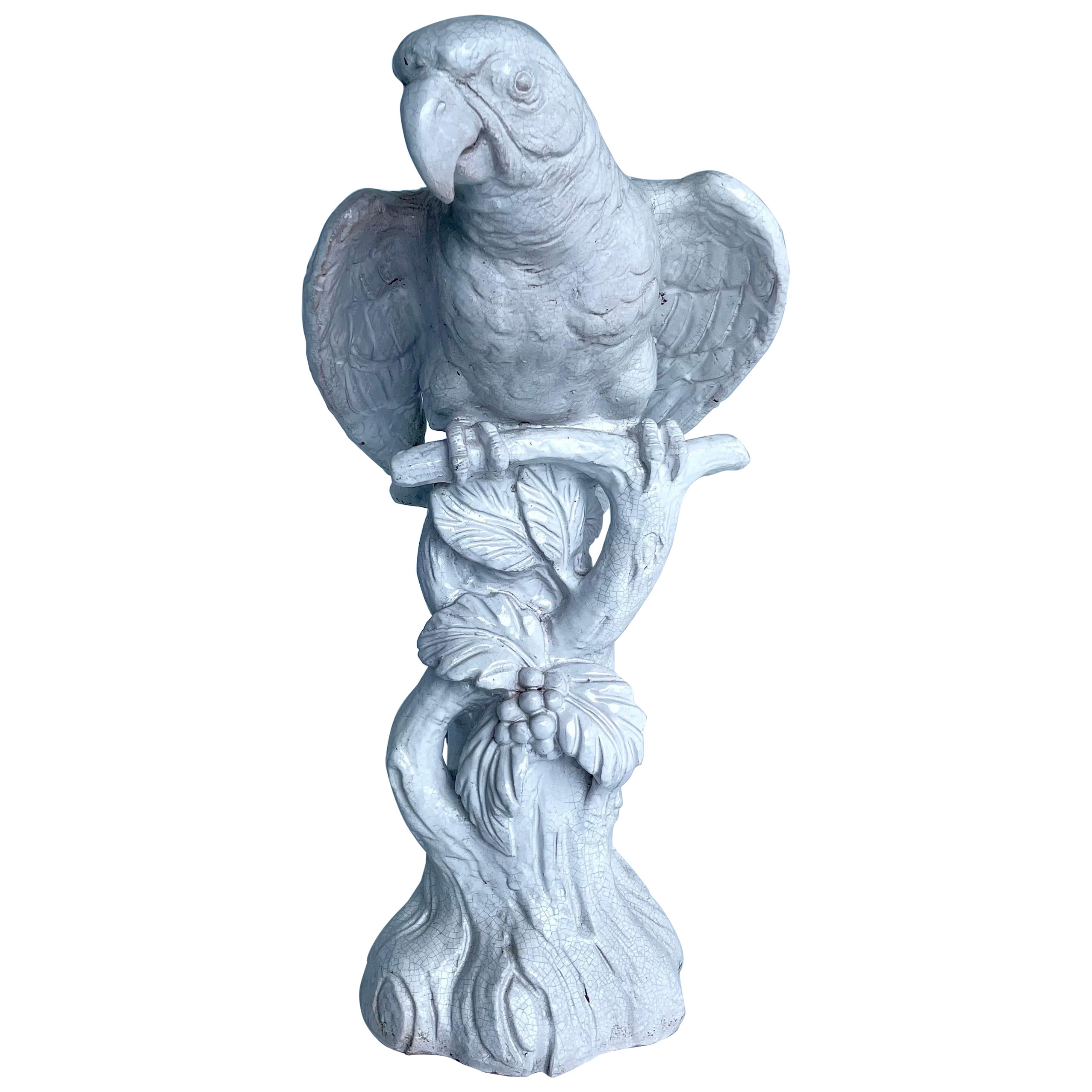 Großer italienischer Papagei aus weißer Vintage-Keramik auf Sockel aus Faux Bois im Angebot