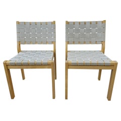 Paire de chaises de style Jens Risom en toile de coton, sangles et érable