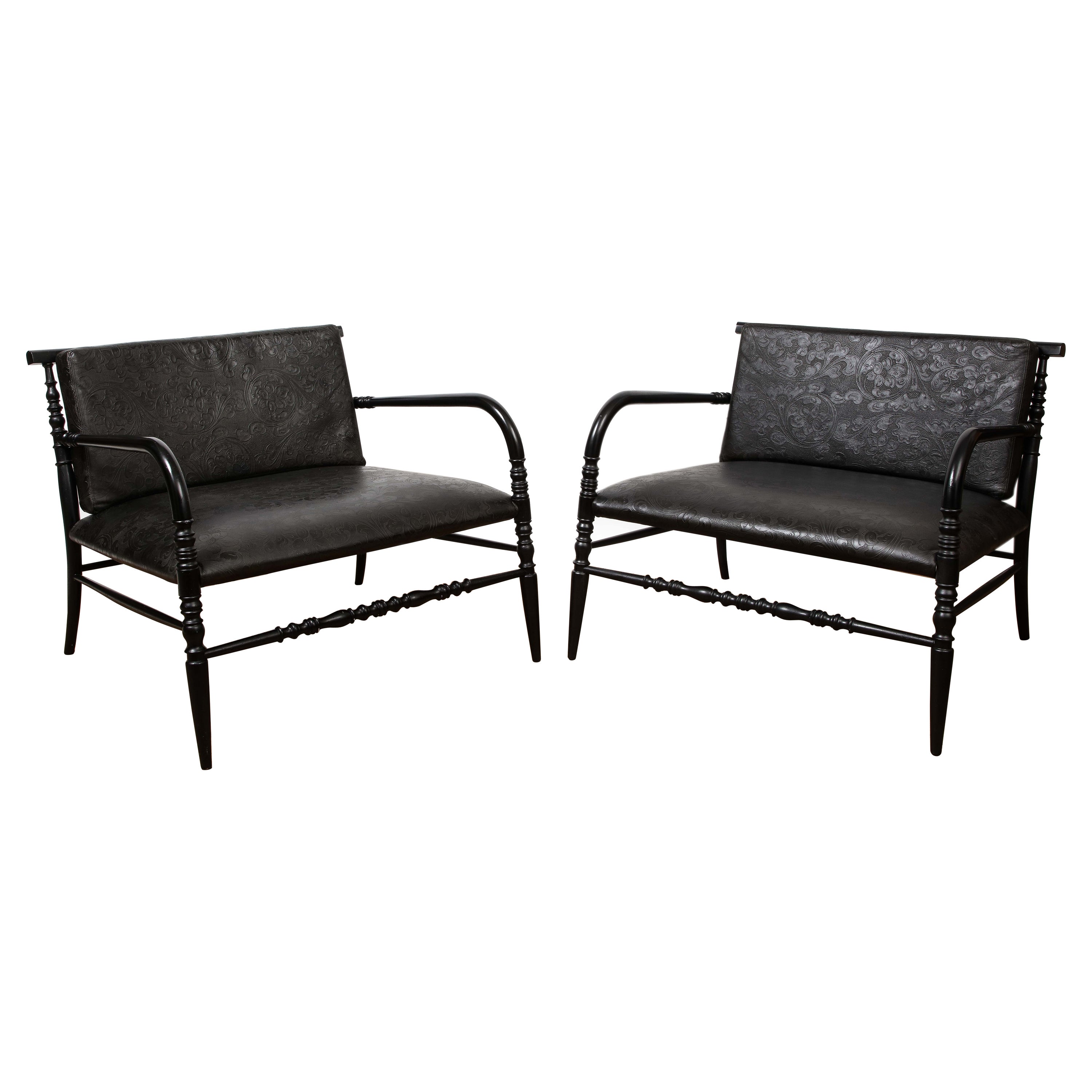 Paire de chaises longues basses américaines en cuir gaufré noir en vente