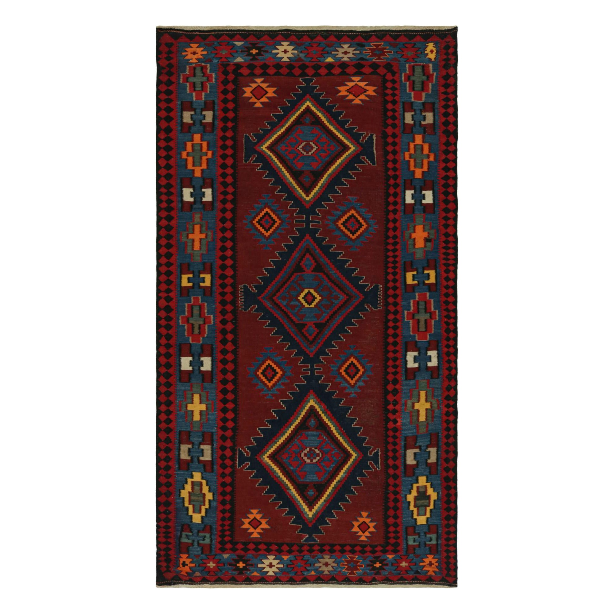 Tapis Kilim tribal rouge avec motifs polychromes par Rug & Kilim en vente