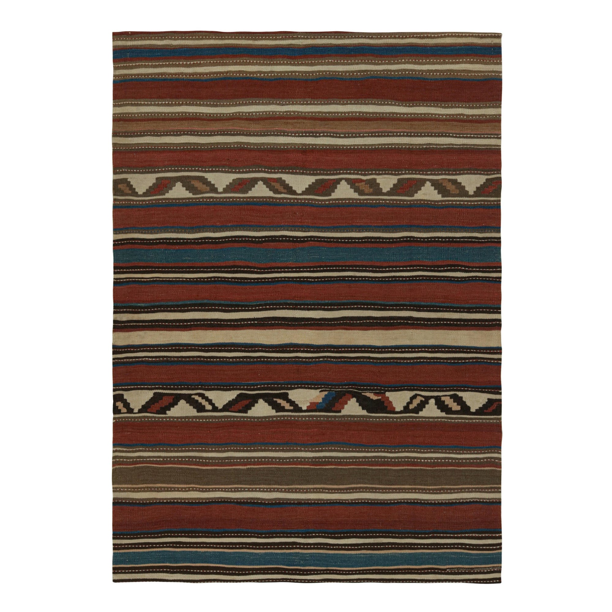 Tapis Kilim tribal vintage aux motifs géométriques polychromes par Rug & Kilim en vente