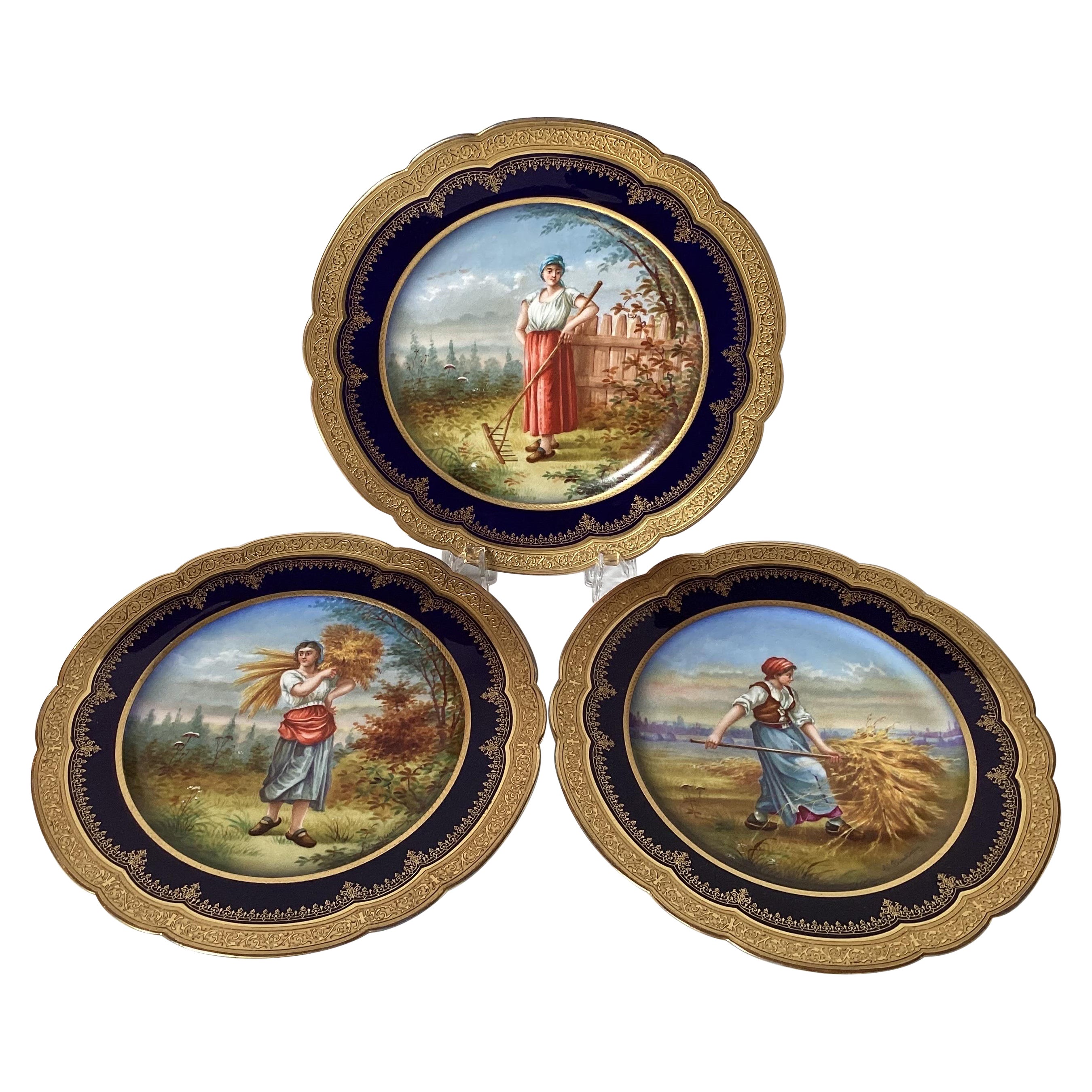Ensemble de trois assiettes de cabinet en porcelaine de Sèvres des années 1840 en vente