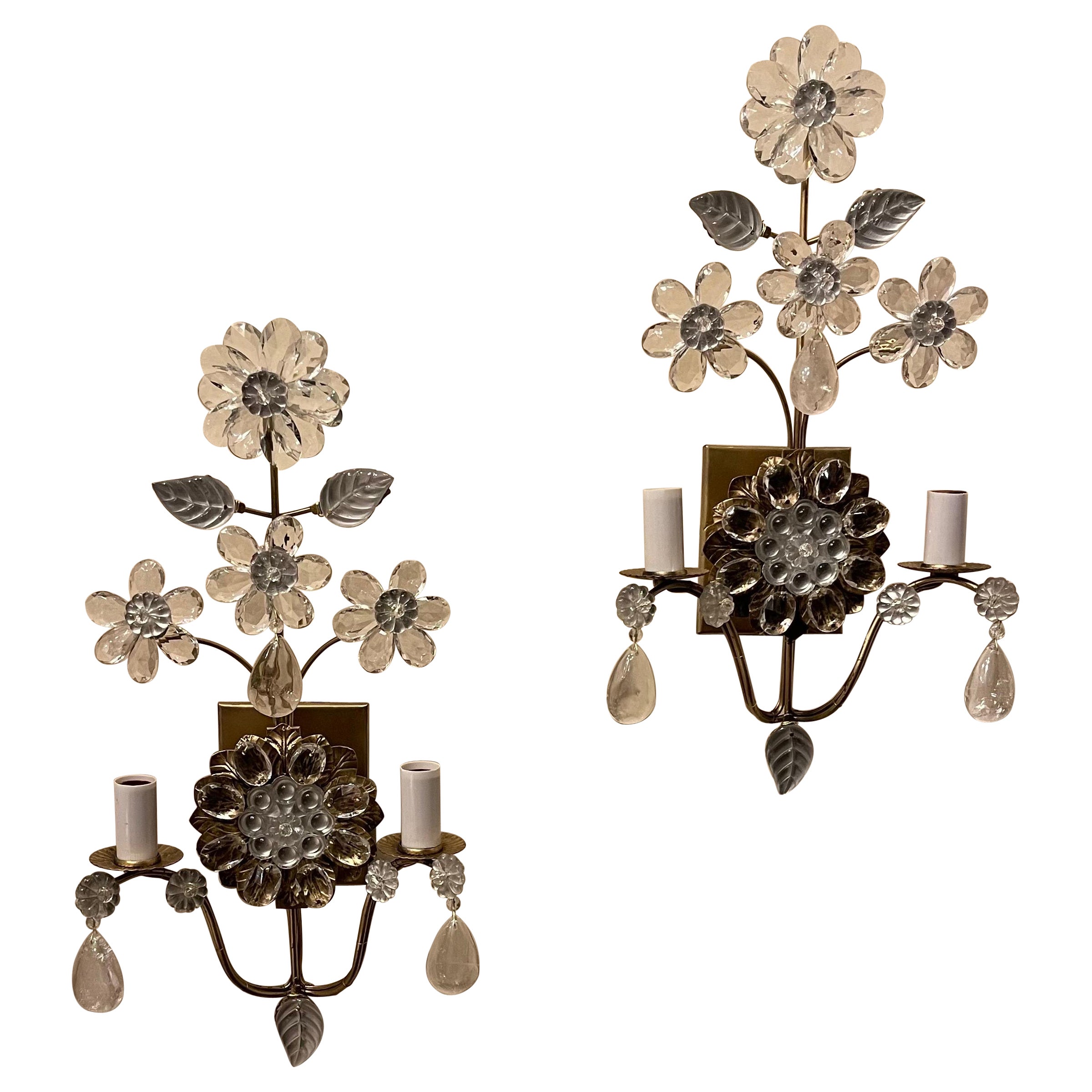 Merveilleuse paire d'appliques à feuilles de fleurs en cristal de roche et verre doré de la Maison Baguès