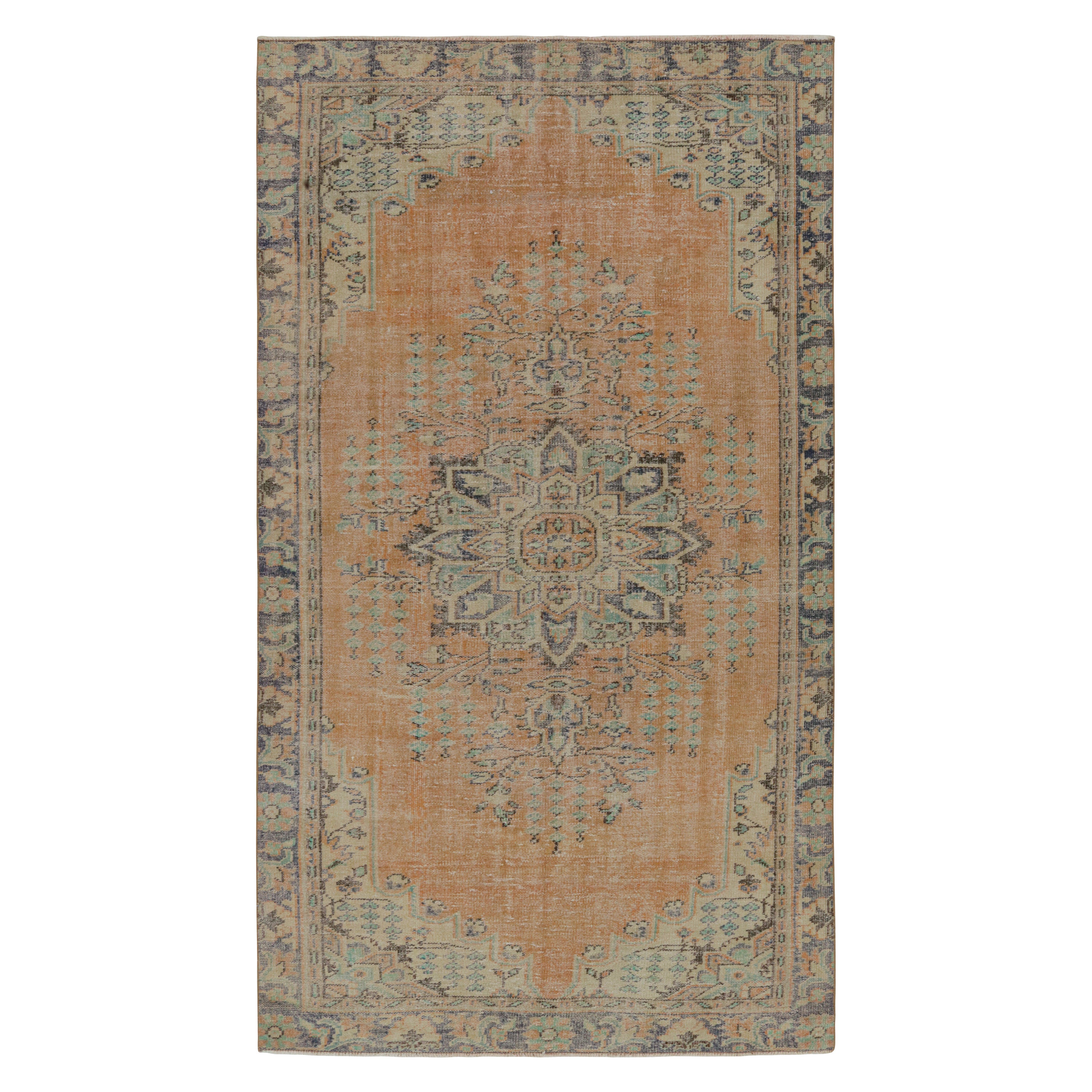 Vintage Zeki Müren Teppich im persischen Stil mit zentralem Medaillon, von Rug & Kilim im Angebot