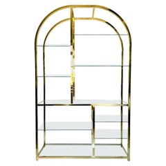 Gold gestufte, gewölbte Etagere aus Glas mit Bogen, Design Institute of America, 1985