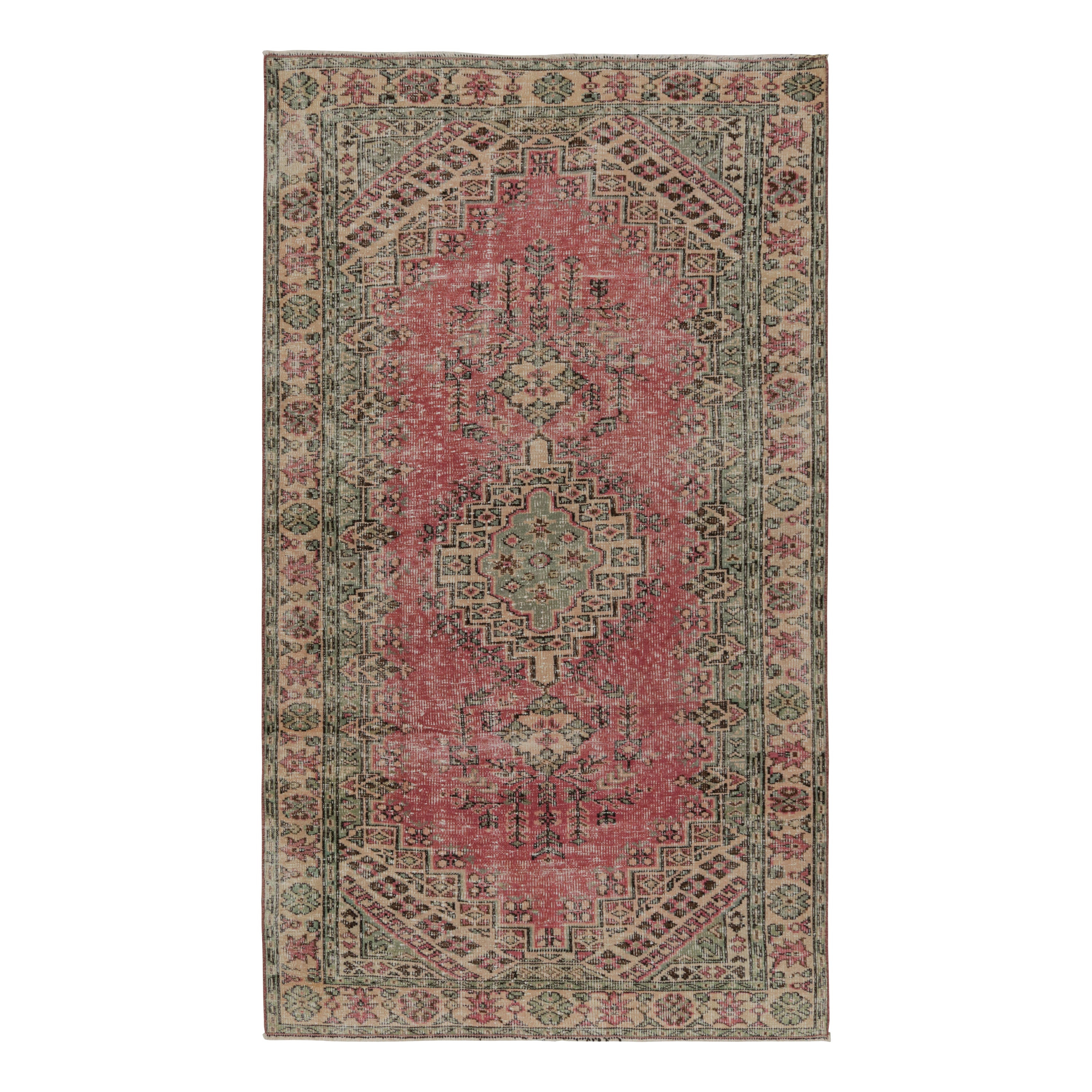 Alter Zeki Müren Teppich mit geometrischen Mustern und Medaillon, von Rug & Kilim