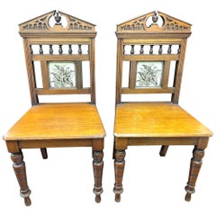 PAIRE Chaises de salle anglaises anciennes en noyer, frêne et carreaux de céramique de style gothique