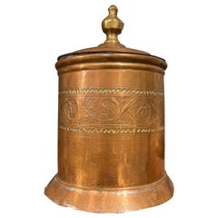 Petite boîte française du 20ème siècle gravée en cuivre avec épingle en laiton sur le dessus