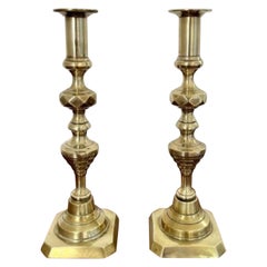 Paire de chandeliers anciens en laiton de qualité victorienne 