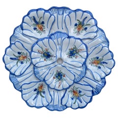 Plat à huîtres en faïence bleue et blanche de style Moustiers, vers 1940