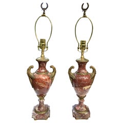 Paar antike französische Urnen aus rotem Marmor und Bronzelampen