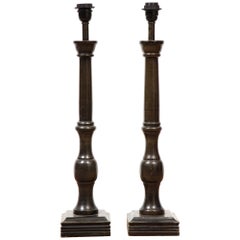 Paire de lampes en bois tourné de style continental du 20e siècle
