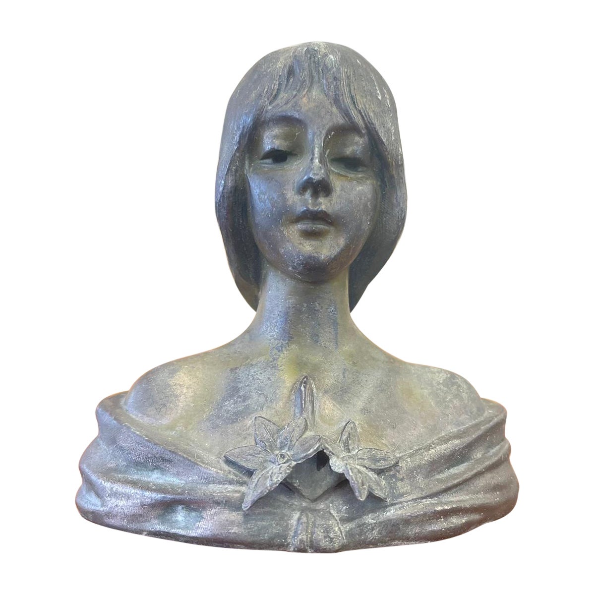 Sculpture féminine vintage en bronze avec détails floraux.