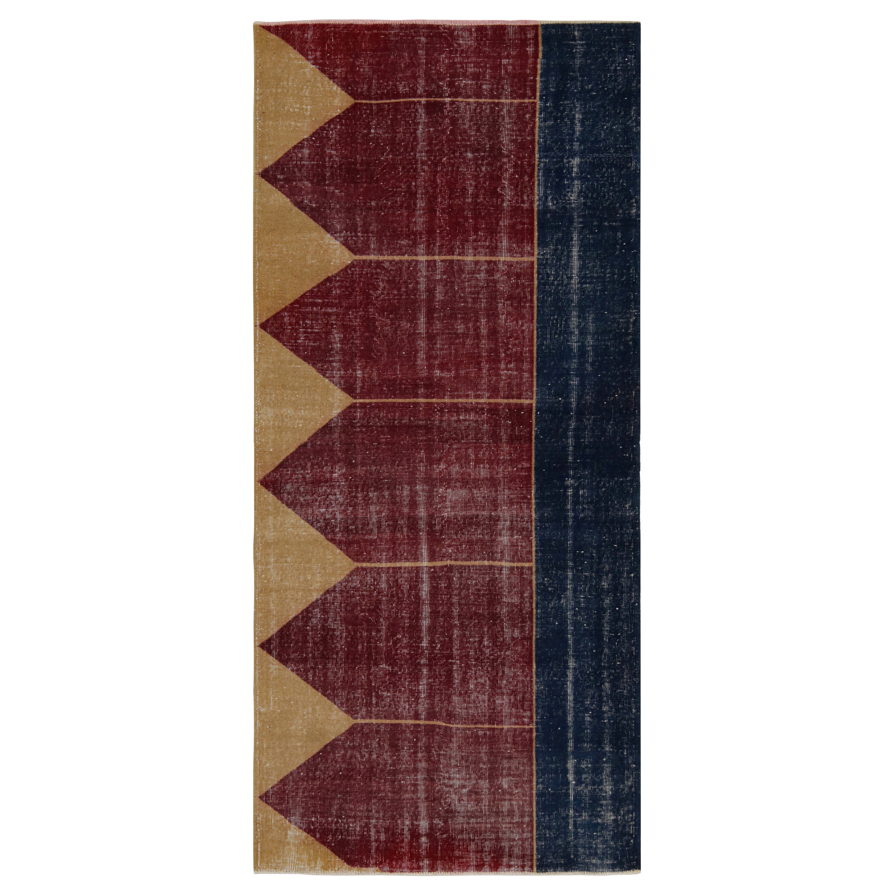 Alfombra turca vintage roja con motivos geométricos, de Rug & Kilim