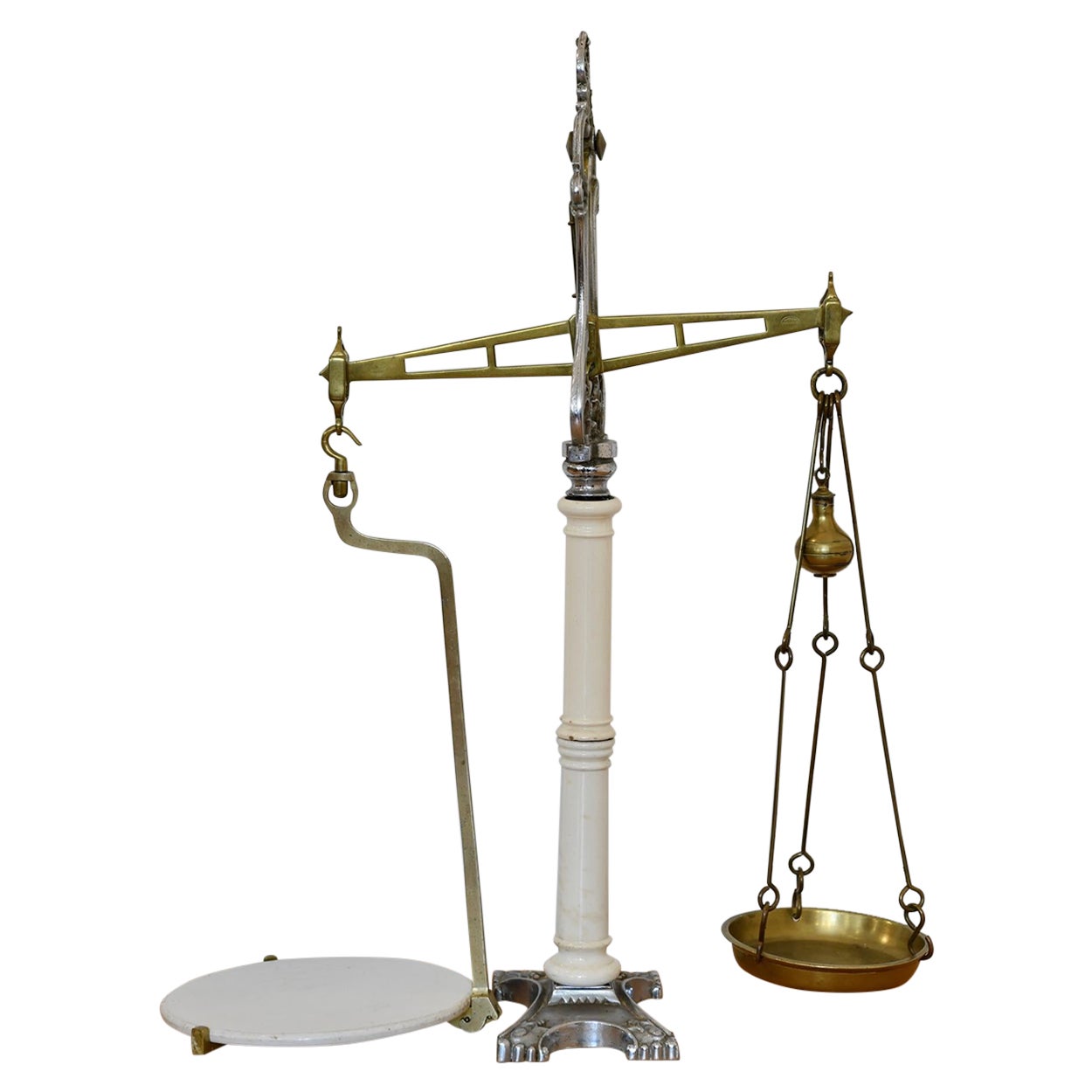 Victorian brass balance scale made by Hunt & Co, England For Sale