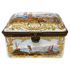 Ancienne boîte en porcelaine allemande de Dresde avec peinture délicate, vers 1860-1870.
