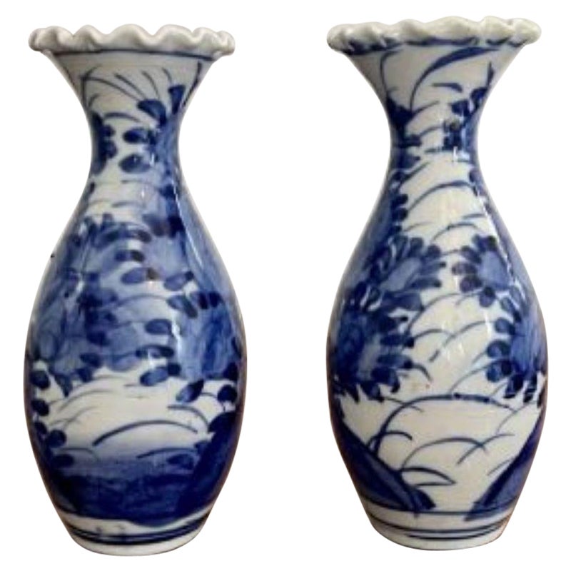 Paire de vases balustres japonais anciens bleu et blanc imari en vente