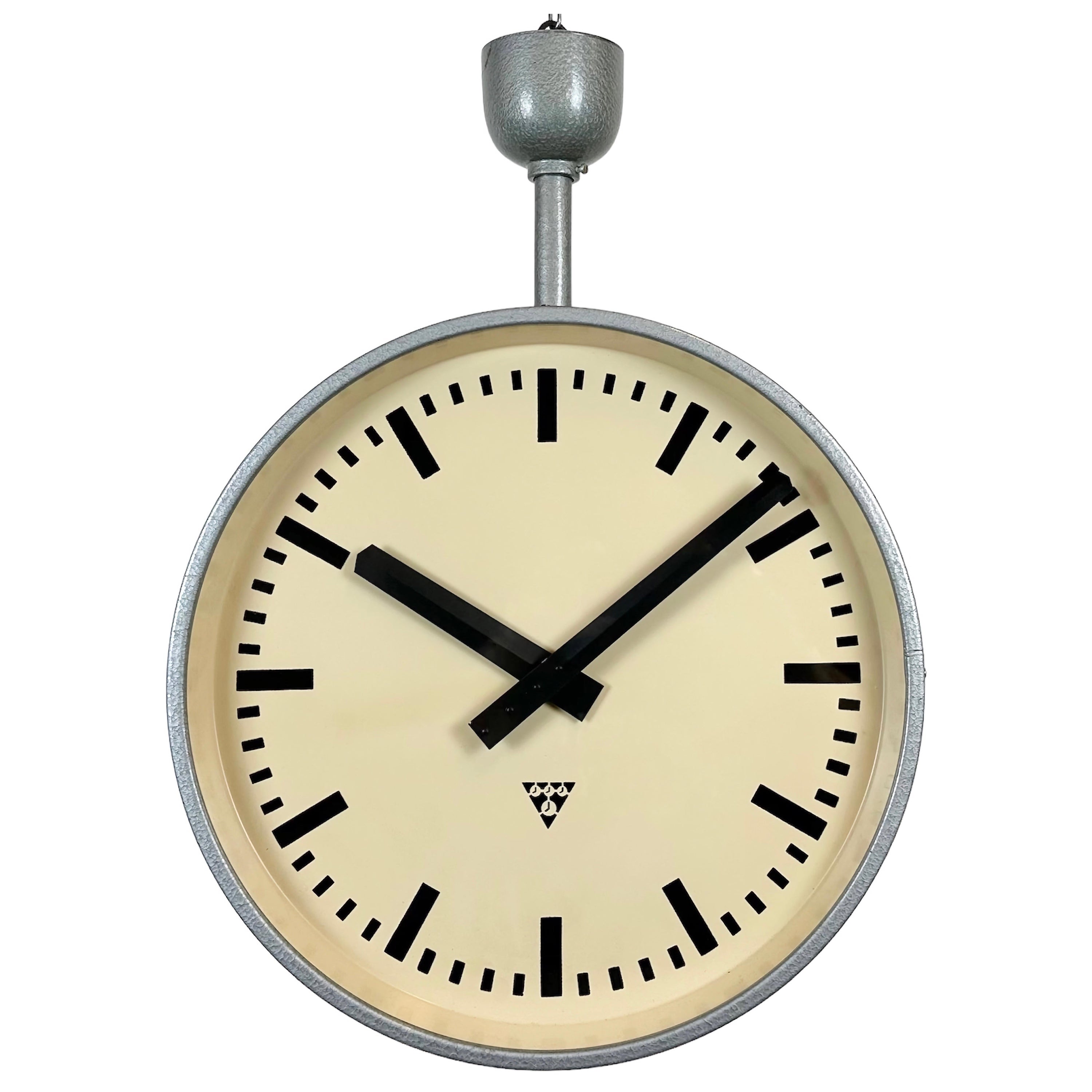 Grande horloge industrielle double face de chemin de fer ou d'usine de Pragotron, années 1960 en vente