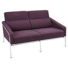 Arne Jacobsen Violettes Sofa „Airport“ aus Wolle und Chromstahl 3300/2 für Fritz Hansen
