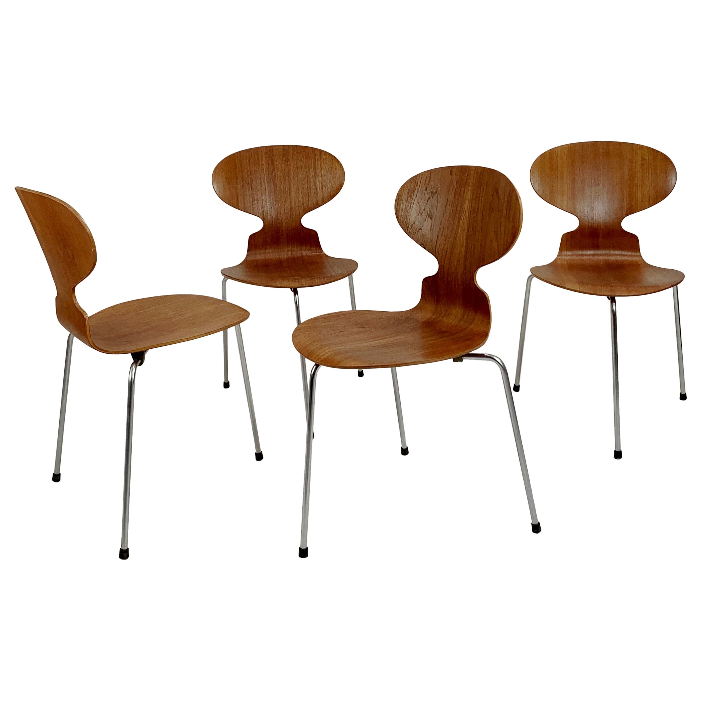 Set of four three-legged Ant chairs model 3101 by Arne Jacobsen for Fritz Hansen, circa 1960, Denmark.
Teak, steel.
Original label underneath.
Dimensions: 77 cm H, 41 cm D, 41 cm D, seat height: 43 cm .
Good condition.
All purchases are covered by