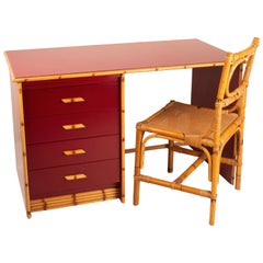 Ensemble de bureau laqué rouge avec détails en bambou et chaise en osier