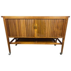 Chariot de bar à porte tambour / serveur Classic Mid Century par Kipp Stewart pour Drexel