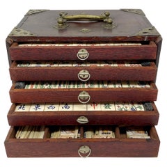 Ensemble de boîtes de jeu chinoises anciennes Mahjong avec intérieur complet, vers 1900-1910.