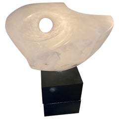 Escultura abstracta de mármol blanco de mediados del siglo XX sobre zócalo.