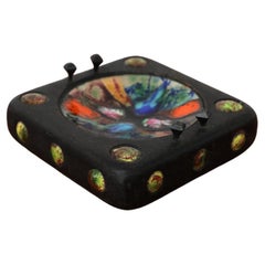 Plato o cenicero cuadrado de madera y esmaltado multicolor MOD de los años 70