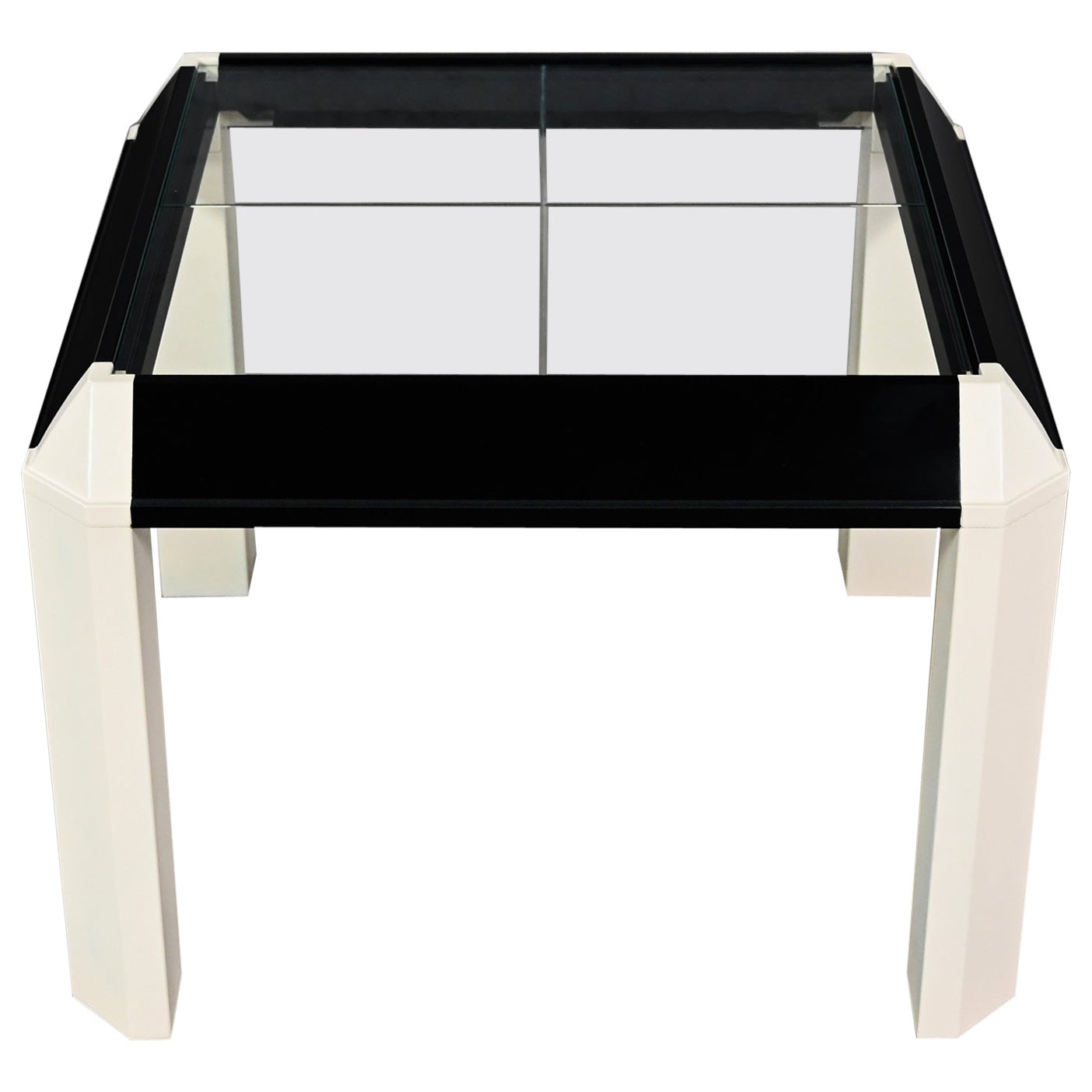 Postmoderner Beistelltisch mit schwarz lackiertem Rahmen und cremefarbenen, weißen Trapezbeinen und Glasplatte im Angebot