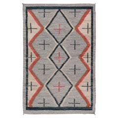 Tapis Navajo moderne aux motifs tribaux entrelacés en gris, rouge, anthracite et ivoire