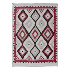 Amerikanischer Teppich im Navajo-Design mit Gitterarbeit und Stammesmuster in Rot, Schwarz und Grau